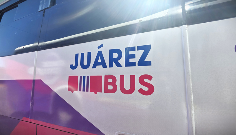 CONTINÚA SERVICIO DE CREDENCIALIZACIÓN DEL CAM MÓVIL DEL JUÁREZBUS EN LA UACJ POR REGRESO A CLASES