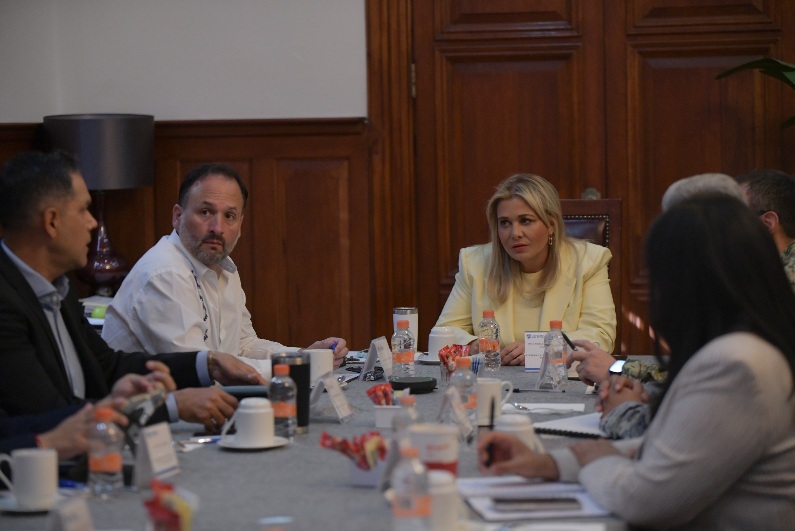 MARU CAMPOS SUPERVISA ESTRATEGIAS PARA MANTENER LA SEGURIDAD DURANTE MESA DE CONSTRUCCIÓN DE PAZ