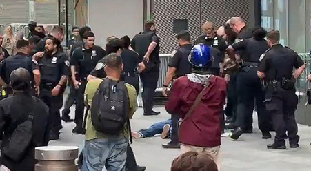 LA POLICÍA DE NUEVA YORK DISPARÓ ESTE LUNES EN LA TURÍSTICA PLAZA DE TIMES SQUARE A UNA MUJER QUE APUÑALÓ A DOS PERSONAS 