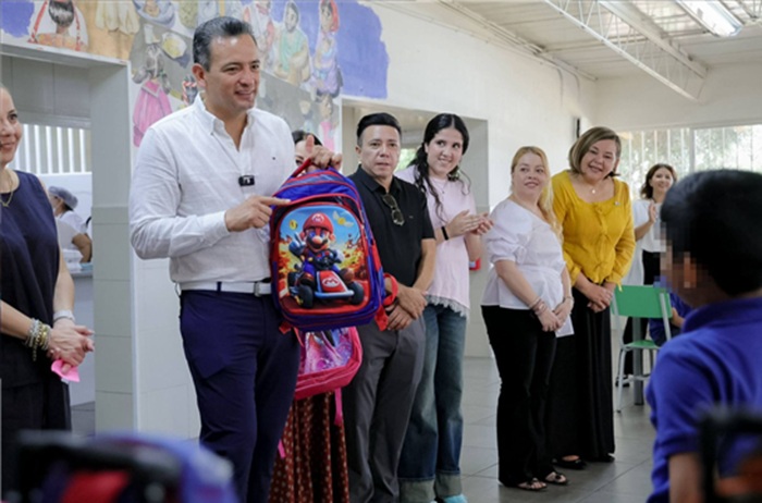 CONVIVE MARCO BONILLA CON NIÑAS Y NIÑOS DE GRANJA HOGAR Y ENTREGA MOCHILAS DEL RETO ÚTIL