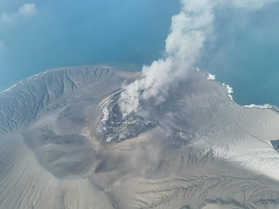 LA ERUPCIÓN DEL VOLCÁN ANAK KRAKATOA OBLIGÓ A CERRAR TEMPORALMENTE VARIOS AEROPUERTOS DE INDONESIA