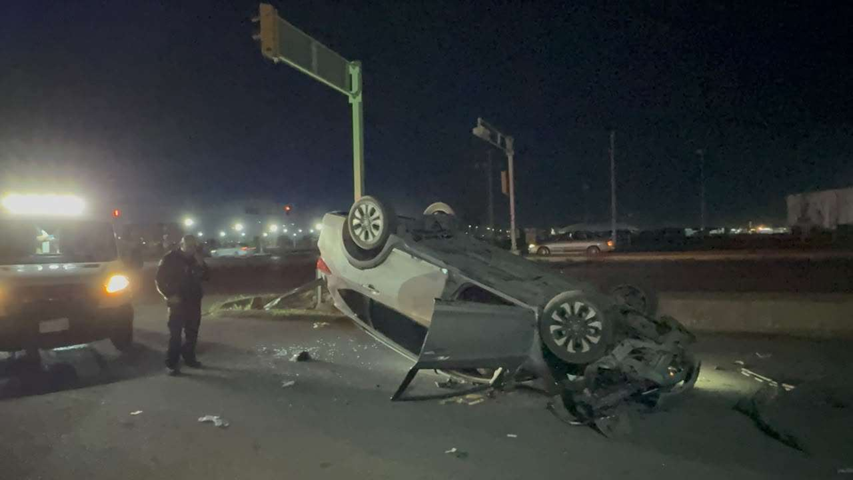 QUEDA ATRAPADO LUEGO DE CHOCAR Y VOLCAR SU AUTO EN VILLA JUÁREZ