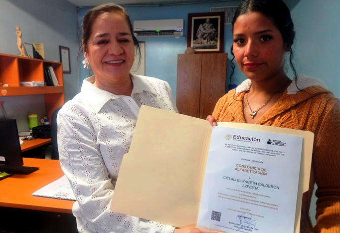 APRENDE A LEER Y ESCRIBIR A SUS 24 AÑOS GRACIAS AL ICHEA