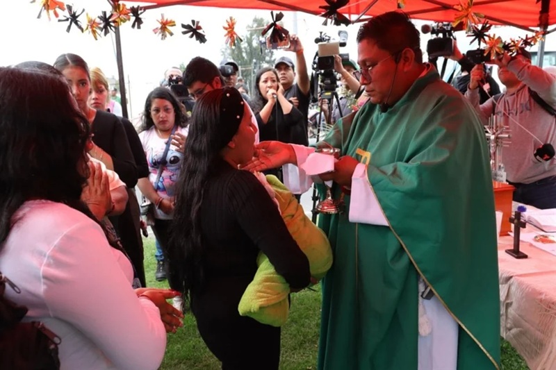 FAMILIARES RECORDARON CON UNA MISA A ALICIA MATÍAS, QUIEN MURIÓ TRAS PROTEGER A SU NIETA DE EXPLOSIÓN DE UNA PIPA EN IZTAPALAPA