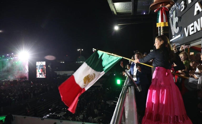 ALCALDESA DE LA VENUSTIANO CARRANZA ENCABEZÓ EL GRITO DE INDEPENDENCIA ANTE 100 MIL PERSONAS 