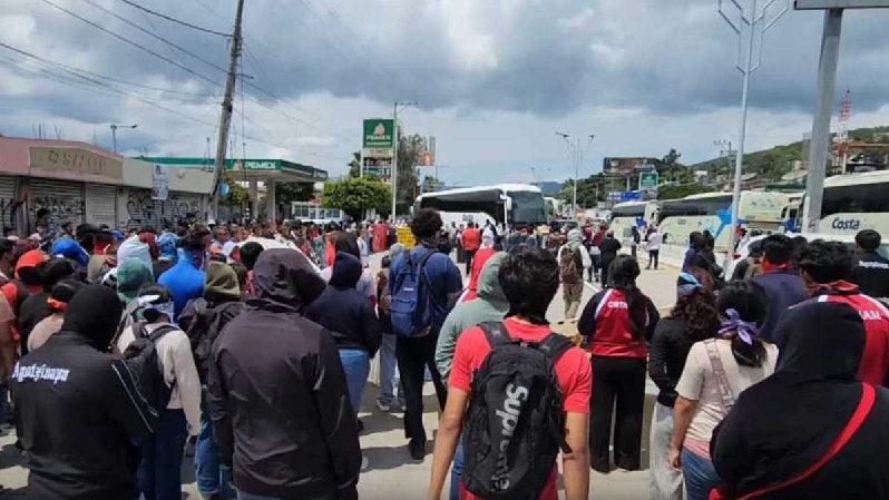 ESTUDIANTES DE AYOTZINAPA BLOQUEAN AUTOPISTA DEL SOL Y SE LLEVAN CUATRO VEHÍCULOS