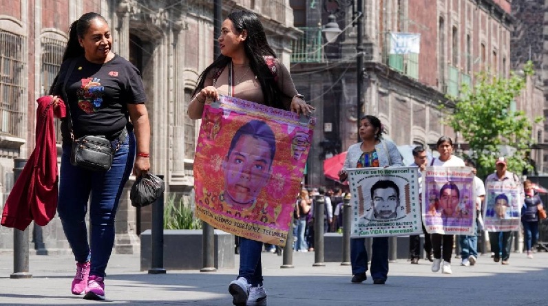 ENCABEZAN PADRES DE NORMALISTAS Y TRABAJADORES DEL IMSS, PROTESTAS EN LA CDMX