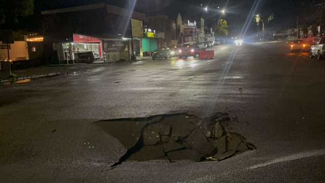 ABREN LLUVIAS ENORME SOCAVÓN EN LA RAMÍREZ CALDERÓN Y MIRADOR