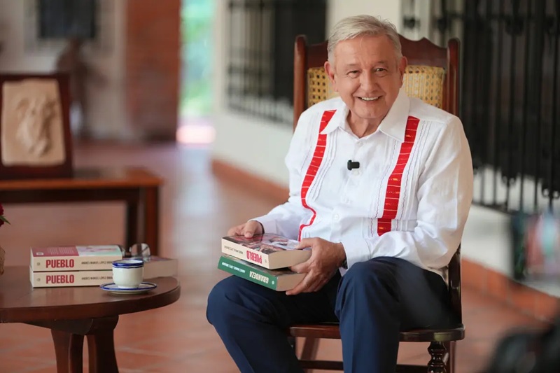AMLO REAPARECE PARA PRESENTAR PUEBLO, SU LIBRO