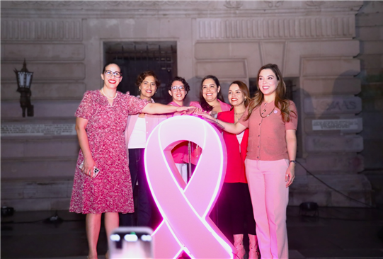 ILUMINA MUNICIPIO DE ROSA LA PLAZA DE ARMAS POR LA LUCHA CONTRA EL CÁNCER DE MAMA