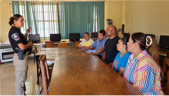 OFRECE EQUIPO D.A.R.E. DE LA POLICÍA MUNICIPAL PLÁTICAS PARA PADRES QUE AYUDAN A FORTALECER LA SEGURIDAD DE LAS FAMILIAS