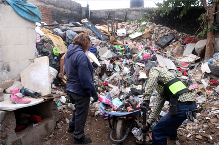 RETIRA MUNICIPIO 49.5 TONELADAS DE BASURA ACUMULADA EN VIVIENDA DE LA VILLA