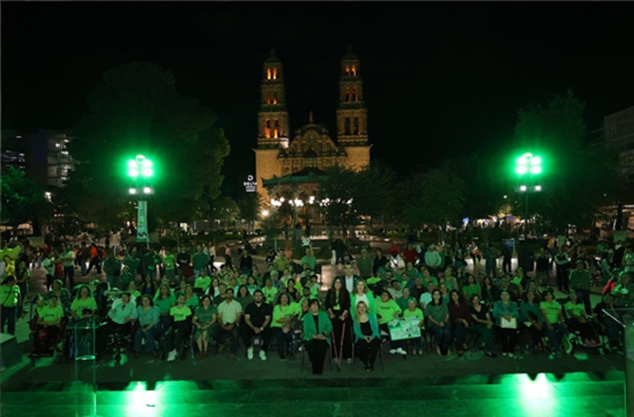 RENÉ CHAVIRA Y REGIDORAS ILUMINAN DE VERDE LA PLAZA DE ARMAS CONTRA LA PARÁLISIS CEREBRAL