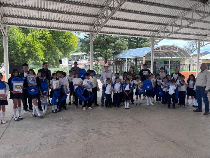 ENTREGA ICHIJUV ÚTILES ESCOLARES A ESTUDIANTES DE LA COMUNIDAD DE MILPILLAS EN CHÍNIPAS
