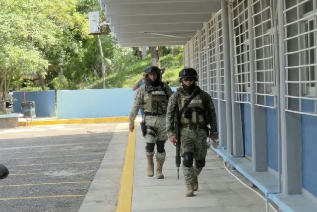 ELEMENTOS DEL EJÉRCITO MEXICANO RECORREN LA ESCUELA NORMAL DE SINALOA EN CULIACÁN