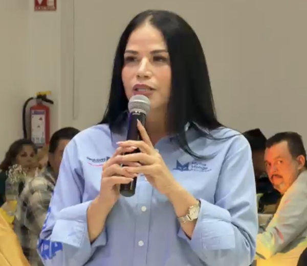 REGIDORA MYRNA MONGE ACOMPAÑA AL CLUB DEL ABUELO 