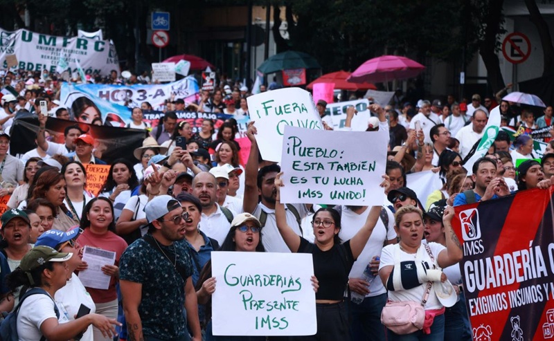 TRABAJADORES DEL IMSS FORMARON UNA CADENA HUMANA EN EN LA CARRETERA MÉXICO-PACHUCA