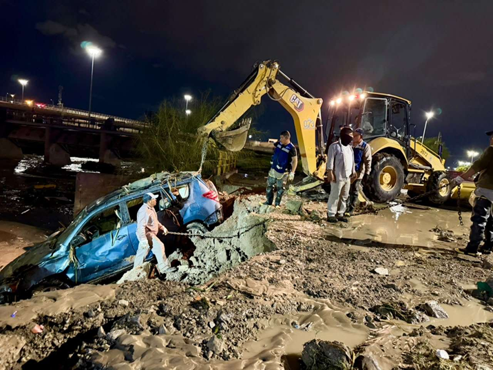 LLEVAN MAQUINARIA PARA AUXILIAR A FAMILIAS AFECTADAS POR LAS LLUVIAS EN CIUDAD JUÁREZ