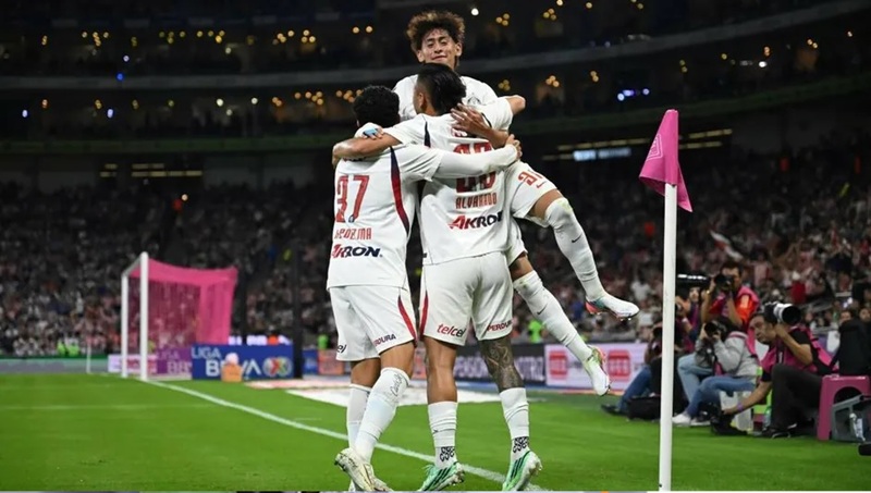 CHIVAS SE IMPONE A RAYADOS Y SE AFIANZA EN EL LIDERATO