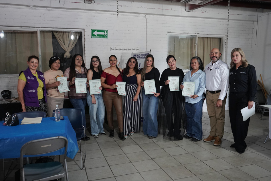 INTEGRANTES DEL CENTRO COMUNITARIO VILLA REVOLUCIÓN SE GRADÚAN DE CURSOS PARA EL AUTOEMPLEO