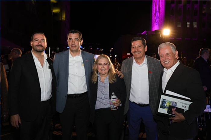 RECONOCE RENÉ CHAVIRA A FECHAC POR SUS 30 AÑOS DE TRABAJO PARA LA FAMILIA
