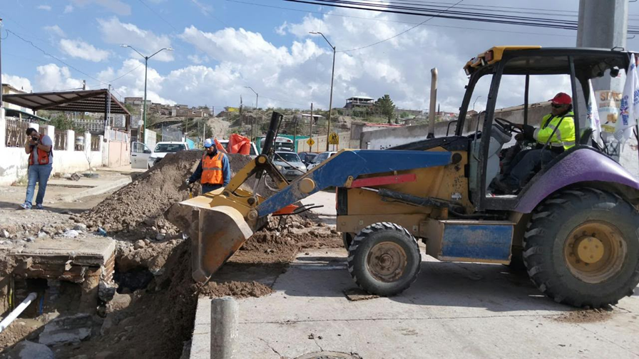 ATIENDE GOBIERNO DEL ESTADO CALLES AFECTADAS POR LLUVIAS EN LA COLONIA FRANCISCO SARABIA EN CIUDAD JUÁREZ