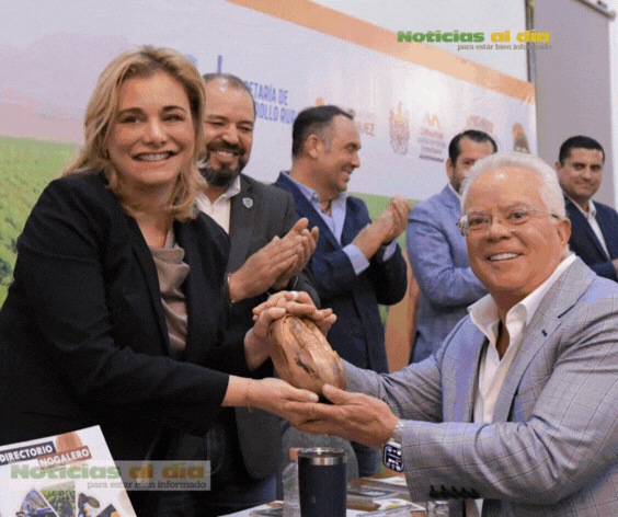 MARU CAMPOS RECIBE RECONOCIMIENTO A LA EXCELENCIA Y AL MÉRITO NOGALERO EN NOMBRE DE VÍCTOR CRUZ RUSSEK