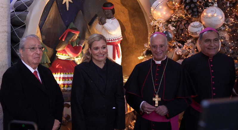 MARU CAMPOS INAUGURA CON NACIMIENTO RARÁMURI EXPOSICIÓN DE 100 PESEBRES EN EL VATICANO