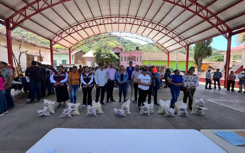 DISTRIBUYE ESTADO 1,500 PAQUETES DE ALIMENTO EN GUADALUPE Y CALVO