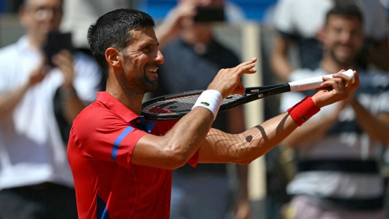 NOVAK DJOKOVIC “TOCA EL VIOLÍN” PARA FESTEJAR EN PARIS 2024