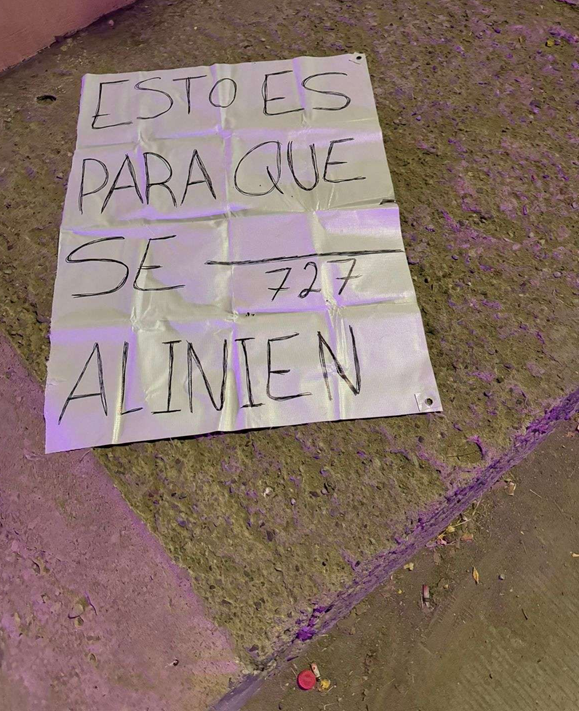 TIRAN BALAZOS Y DEJAN LONA CON MENSAJE AMENAZANTE