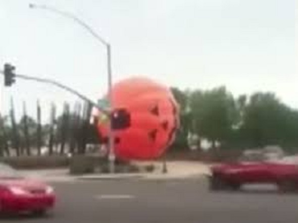 UNA CALABAZA GIGANTE RODABA EN UNA CARRETERA DE ESTADOS UNIDOS