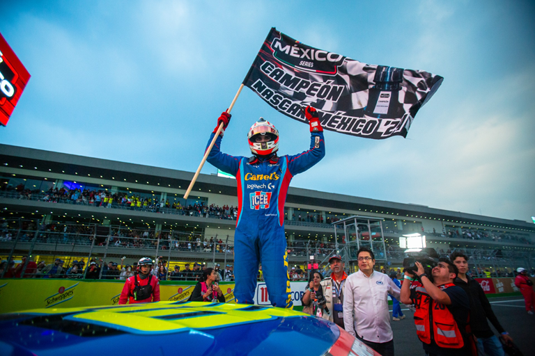 JULIO REJÓN IMPONENTE Y EL CAMPEÓN DE NASCAR MÉXICO SERIES ES RUBÉN GARCÍA JR.