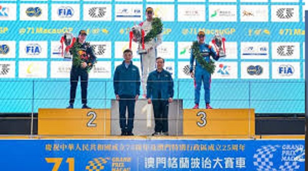 EL PODIO DEL 71 GRAN PREMIO DE MACAO EN LA COPA DEL MUNDO DE FÓRMULA REGIONAL FUE CONFORMADO POR UGO UGOCHUKWU, OLIVER GOETHE Y NOEL LEÓN.