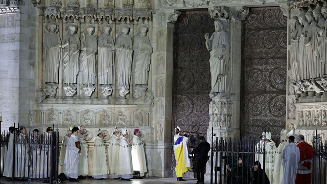 LAS PUERTAS DE NOTRE DAME SE ABREN Y PARÍS RECUPERA SU CATEDRAL