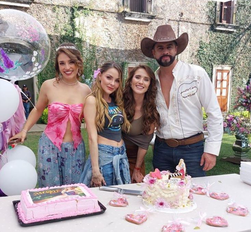 ELENCO DE NOVELA “ME ATREVO A AMARTE” FESTEJÓ CUMPLEAÑOS DE MARILUZ BERMÚDEZ