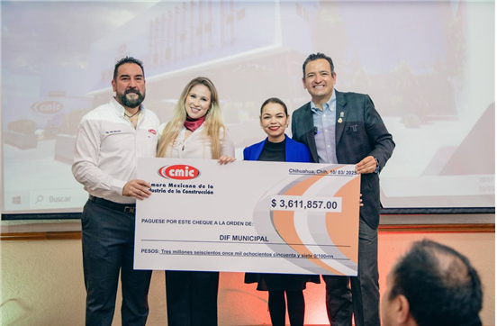 RECIBE ALCALDE BONILLA Y PRESIDENTA DEL DIF MUNICIPAL CHEQUE DE CMIC PARA CONSTRUCCIÓN DE CASA HOGAR