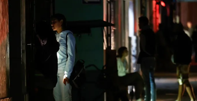 CUBA, TRAS 48 HORAS DEL NUEVO APAGÓN NACIONAL: LA MITAD DE LA ISLA PERMANECE SIN CORRIENTE