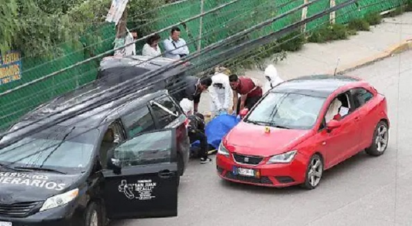 AUTORIDADES HALLARON UN CUERPO DENTRO DEL AUTO DE LUJO EN ECATEPEC
