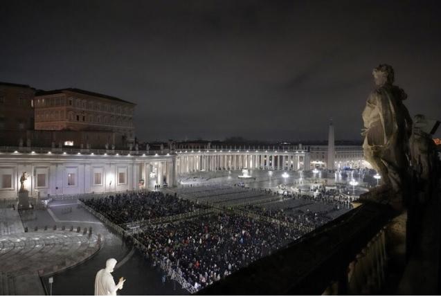 FIELES ASISTEN A UNA ORACIÓN DEL ROSARIO POR LA SALUD DEL PAPA FRANCISCO EN LA PLAZA DE SAN PEDRO DE CIUDAD DEL VATICANO.