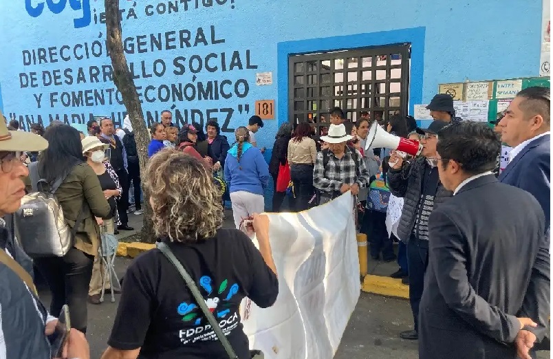 INTEGRANTES DEL FRENTE POR LA DEFENSA DE LOS PUEBLOS Y OTRAS ASOCIACIONES CIVILES PROTESTAN FRENTE A LA SECRETARÍA DEL AGUA DE LA CIUDAD DE MÉXICO