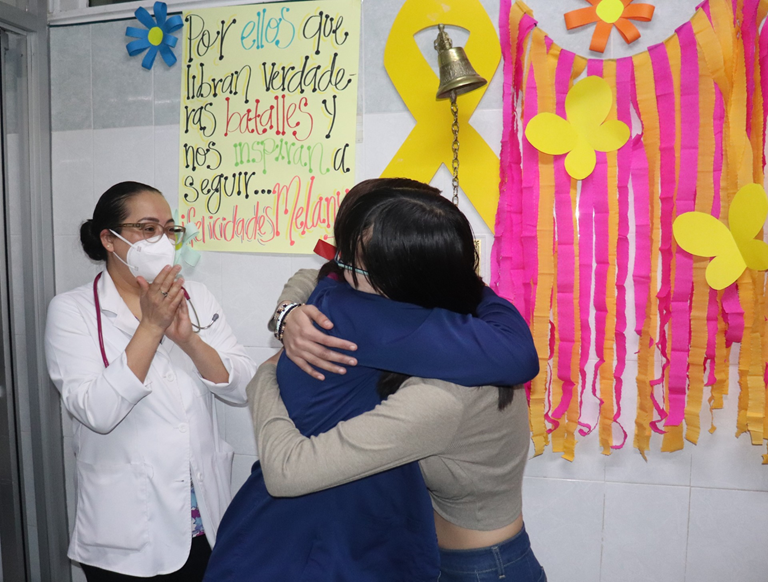 VENCE LA LEUCEMIA, MELANIE DE 15 AÑOS TOCA LA CAMPANA DE LA VICTORIA EN EL IMSS CHIHUAHUA