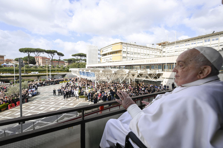 PAPA FRANCISCO CONTINÚA SU CONVALECENCIA EN EL VATICANO ENTRE FISIOTERAPIA Y TRABAJO