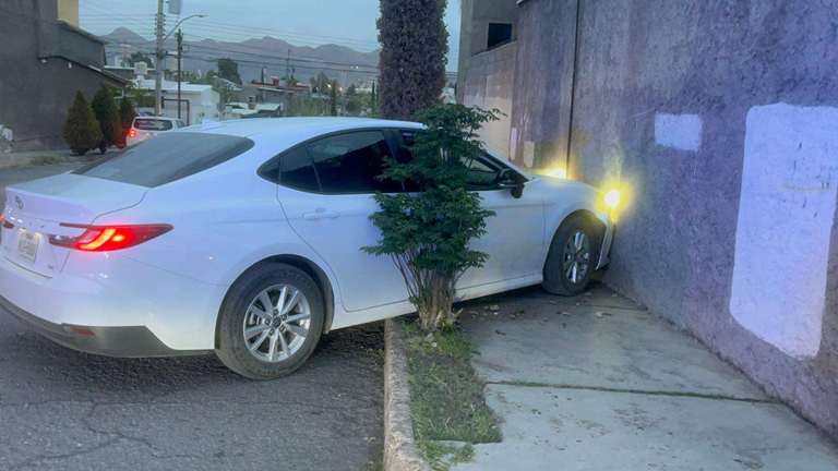 CHOCA PAREJA EBRIA CONTRA CASA EN LA ROMA