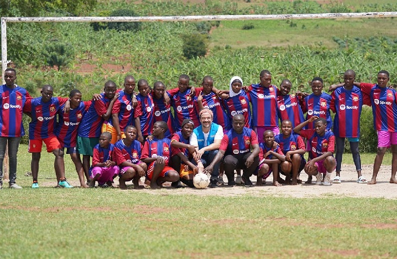 ALFONSO HERRERA Y LA FUNDACIÓN FC BARCELONA UNEN FUERZAS CON ACNUR EN UGANDA PARA AYUDAR A LOS REFUGIADOS