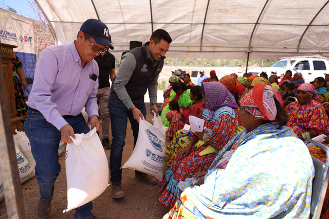 RECIBEN APOYOS ALIMENTARIOS 150 FAMILIAS DE NONOAVA