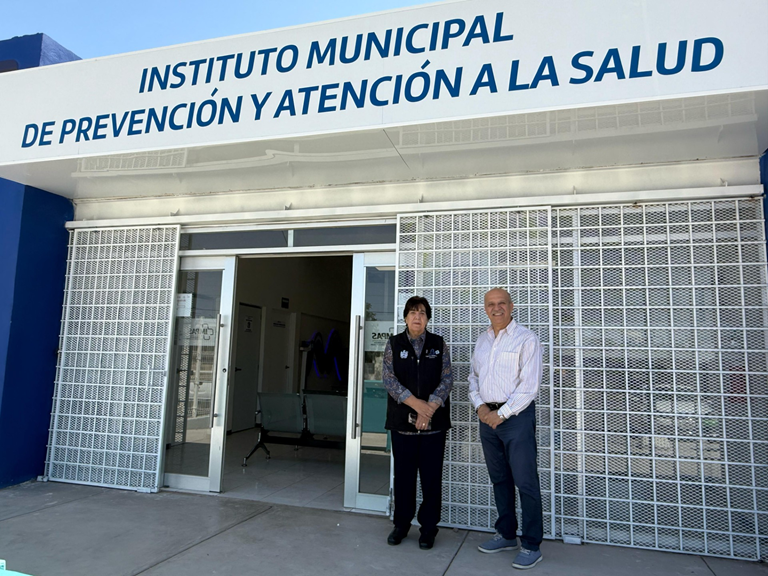 DONA LUPITA BORRUEL MEDICAMENTOS A LA CLÍNICA PUNTA ORIENTE DEL IMPAS