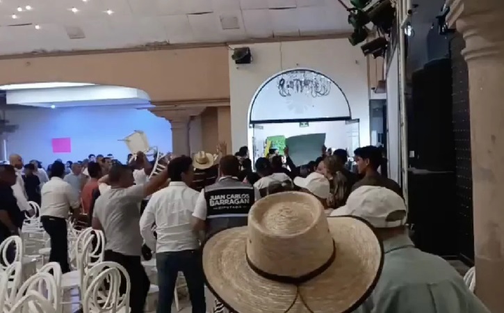 GRUPO DE CHOQUE IRRUMPE EN LA ELECCIÓN JUDICIAL EN APATZINGÁN, MICHOACAN