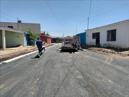 PAVIMENTACIÓN EN CALLE JÓVENES VANGUARDIAS VA AL 50%