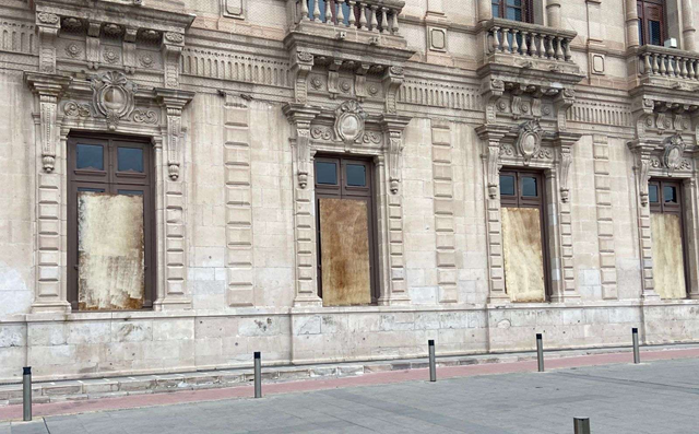BLINDAN CON PLACAS DE TRIPLAY LAS VENTANAS DE PALACIO POR PROTESTA